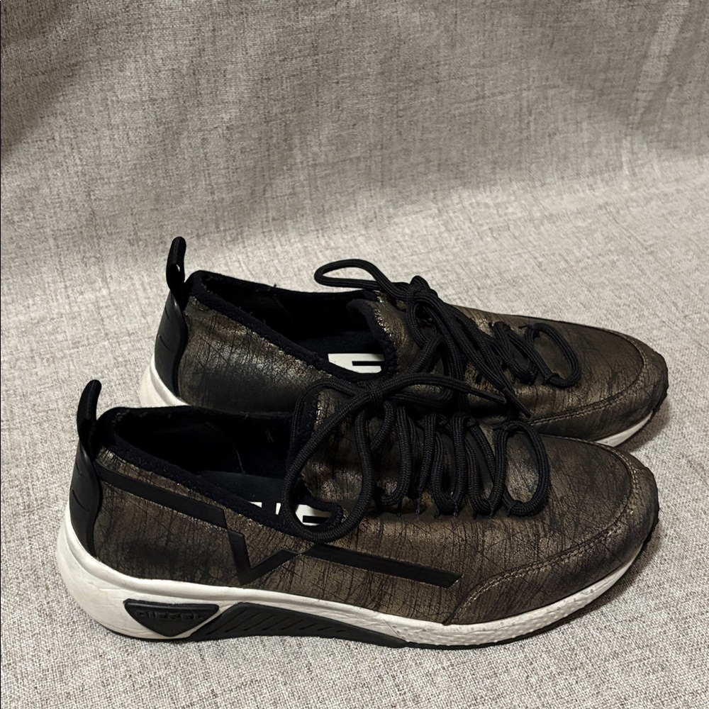 Diesel Metallic Black Low Top Sneakers View 2